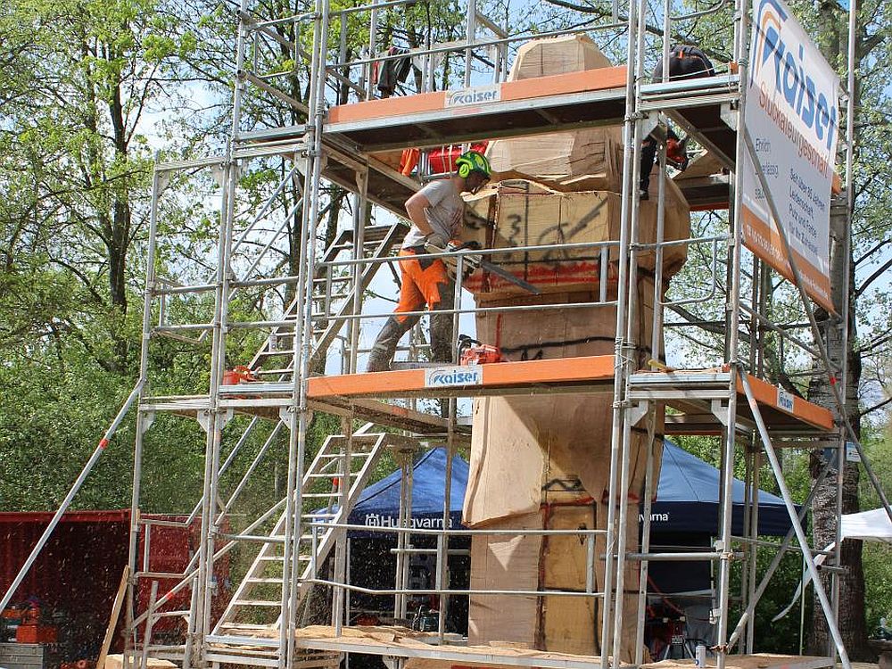 Kettensäge-Künstler bei der Arbeit