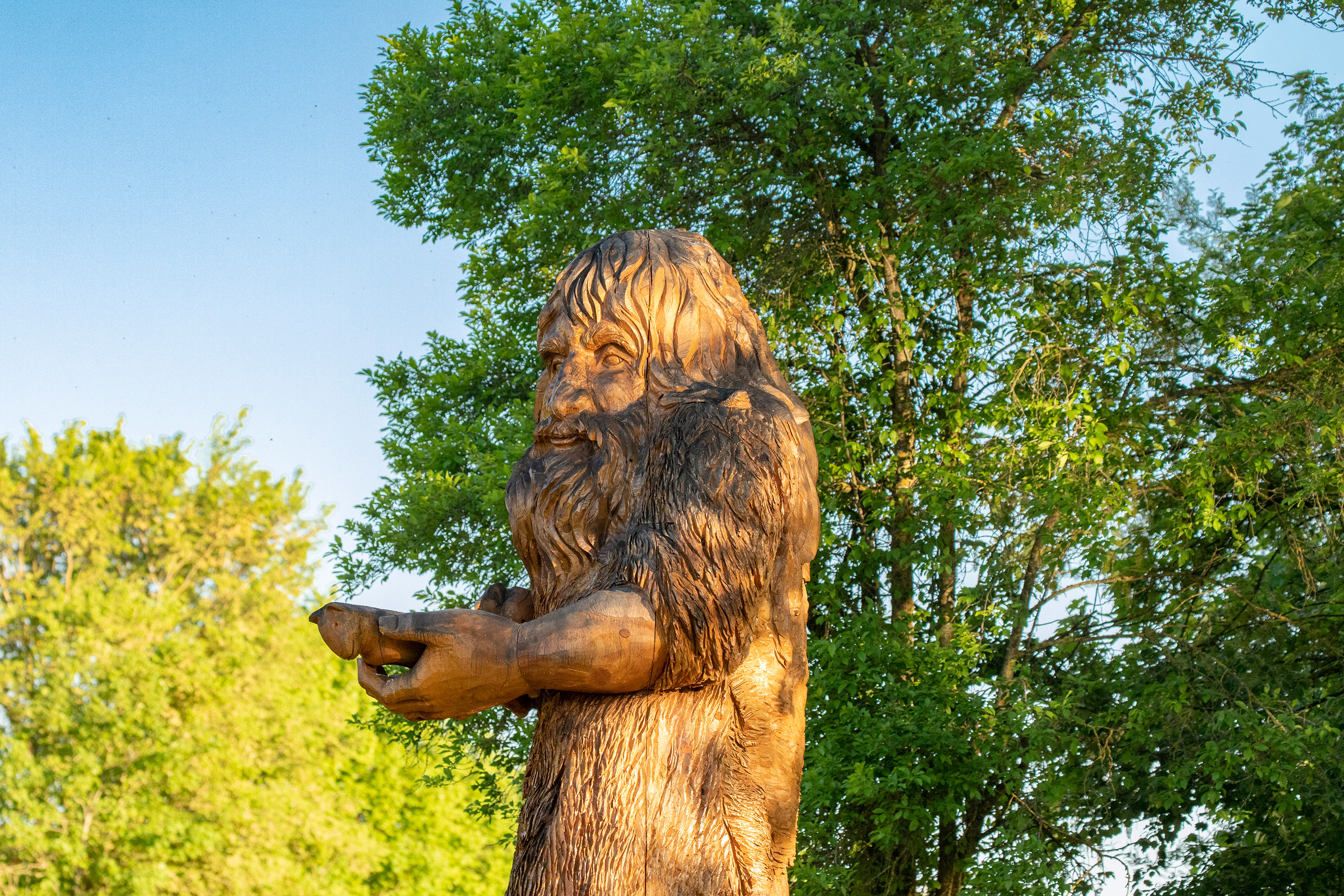 Steinzeitmensch schnitzt Löwenmensch