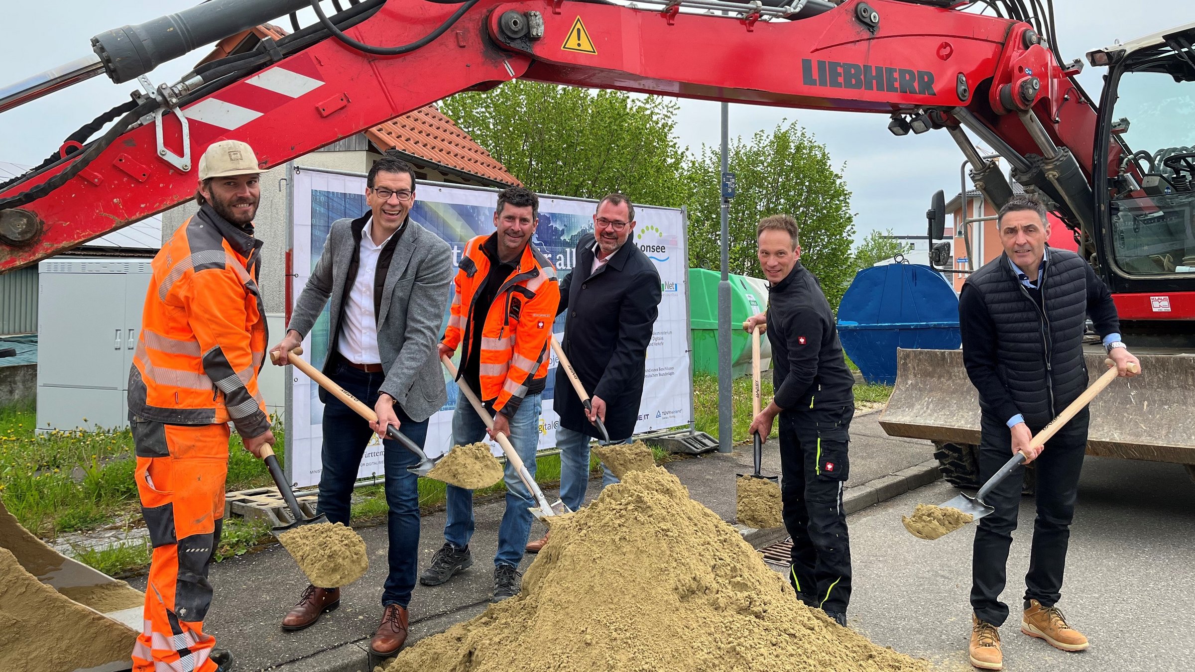 (vr. Ortsvorsteher Gerhard Bosch, Radelstetten, Ortsvorsteher Andreas Schäch, Luizhausen, Lukas Oswald, Büro Wassermüller, Alexander Mäck, Firma Eckle, Bürgermeister Jochen Ogger, Felix Junginger, Firma Eckle)